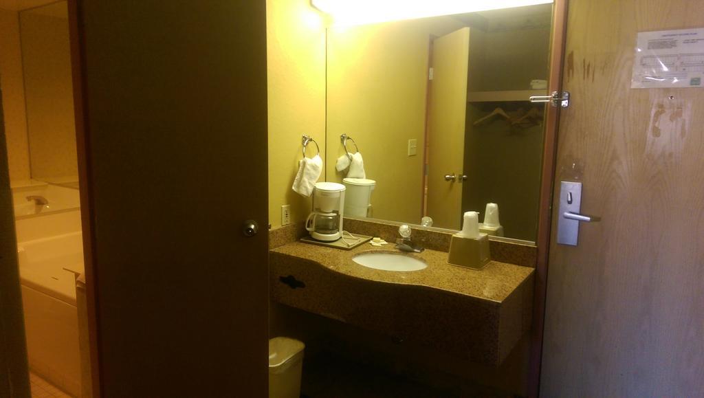 Days Inn & Suites By Wyndham Caseyville Exteriör bild