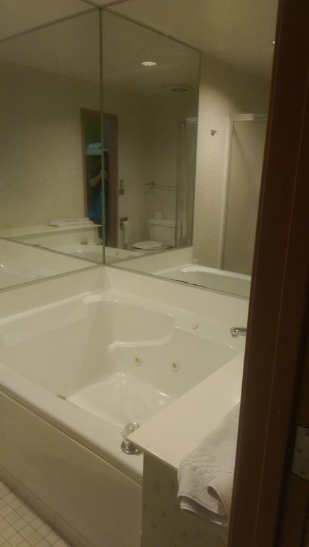 Days Inn & Suites By Wyndham Caseyville Exteriör bild