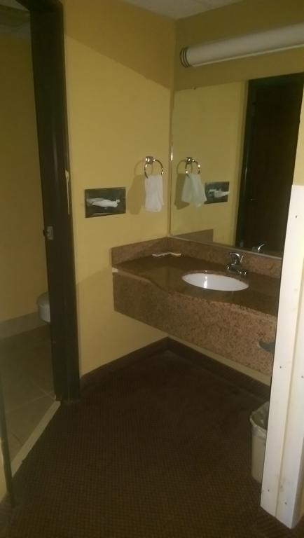Days Inn & Suites By Wyndham Caseyville Rum bild